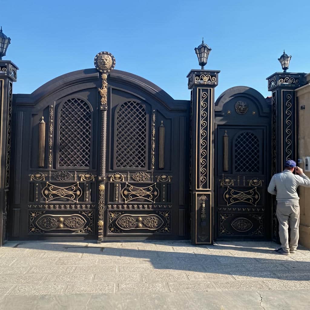 نصب درب حیاط سفید طلایی برای ورودی ماشین رو