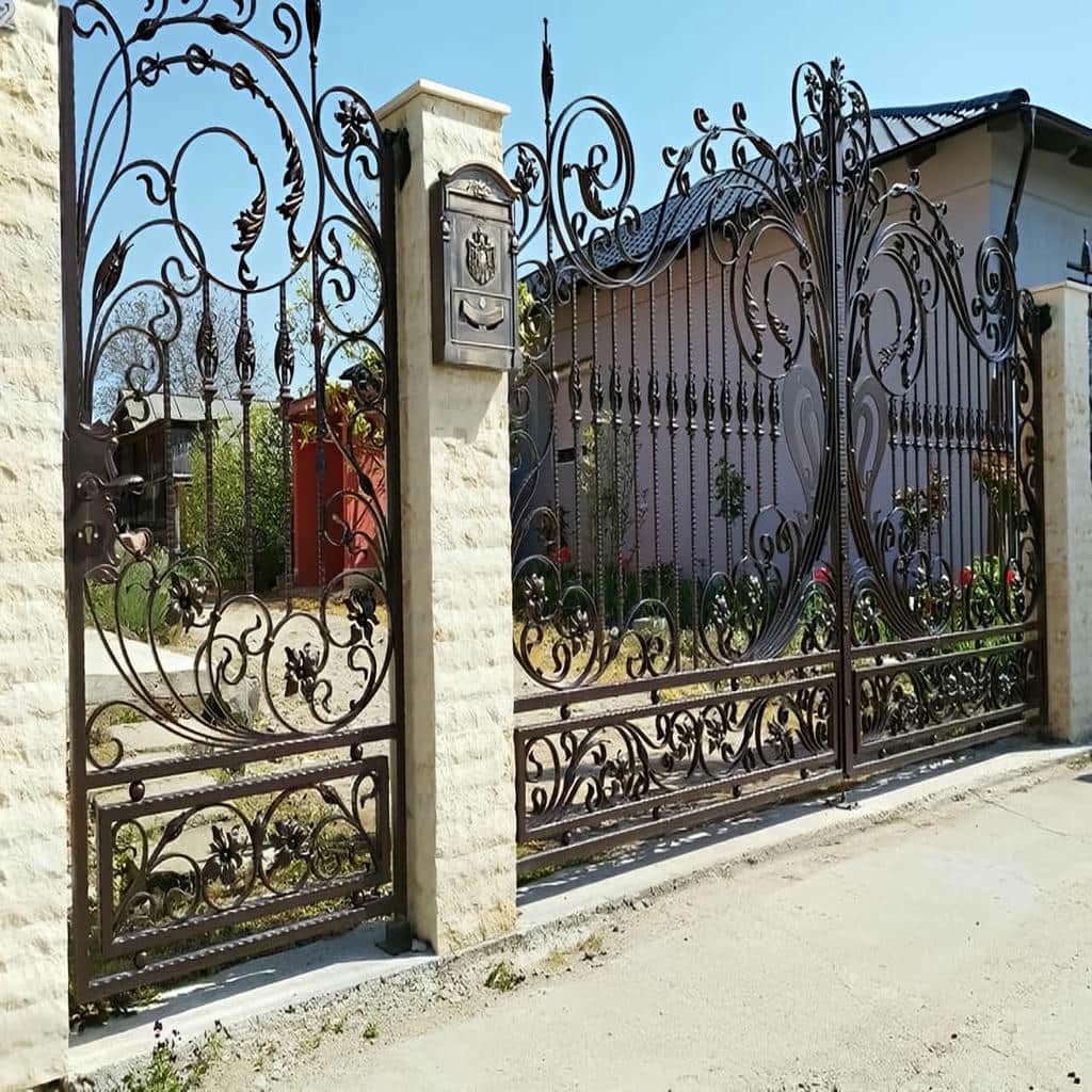 درب حیاط مشکی طلایی کلاسیک برای ورودی ساختمان