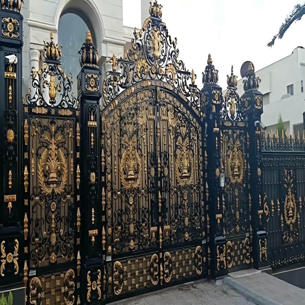 درب پارکینگ طرح چوب ترموود نیمهپوشیده برای اجرای نمای گرم