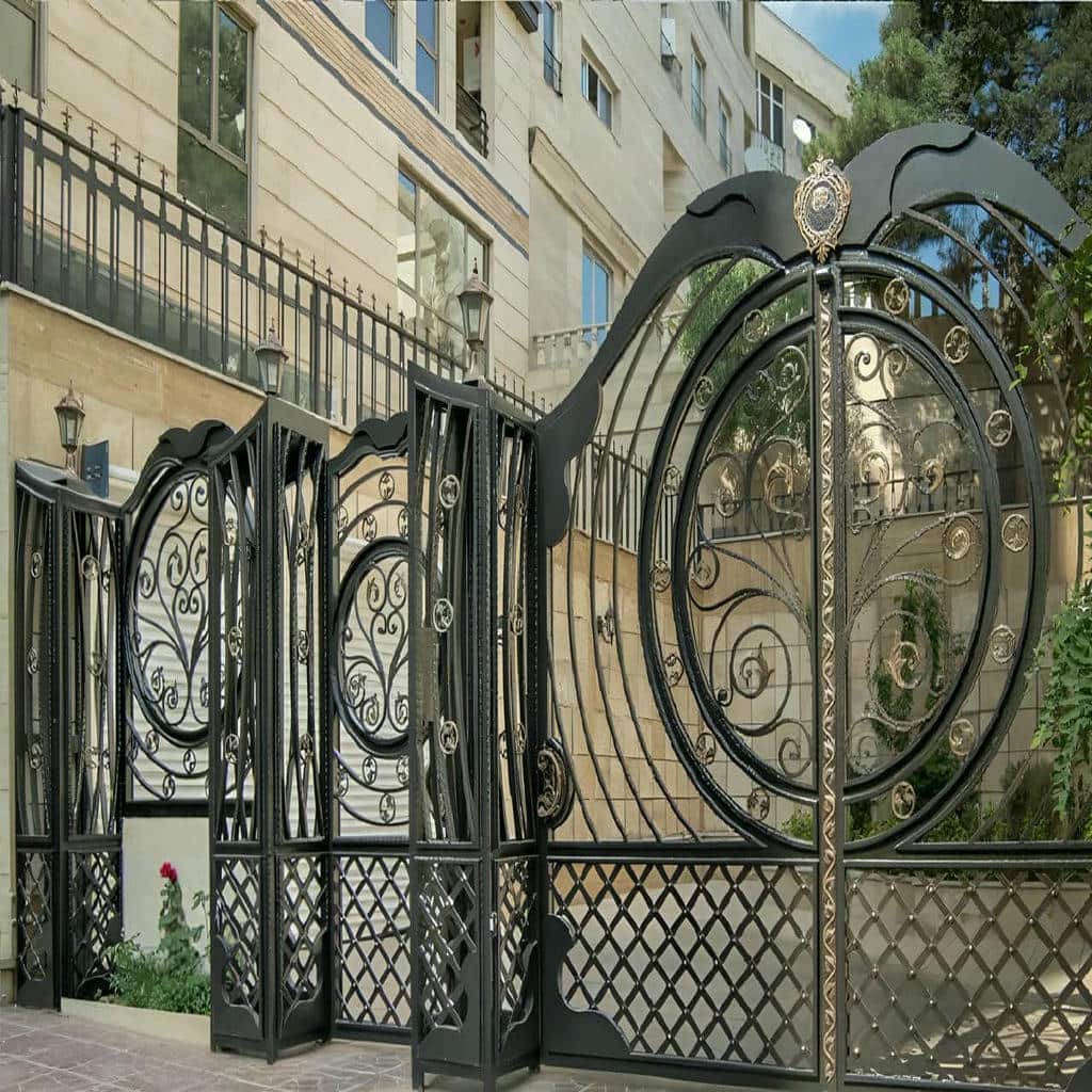 خرید درب حیاط کتیبه دار با طرح فرفورژه