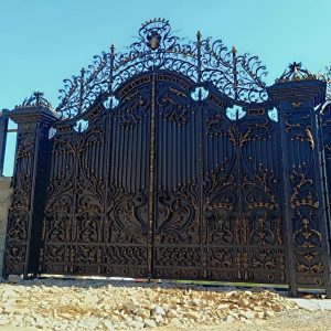 7 نمونه درب باغ آهنی قوسی