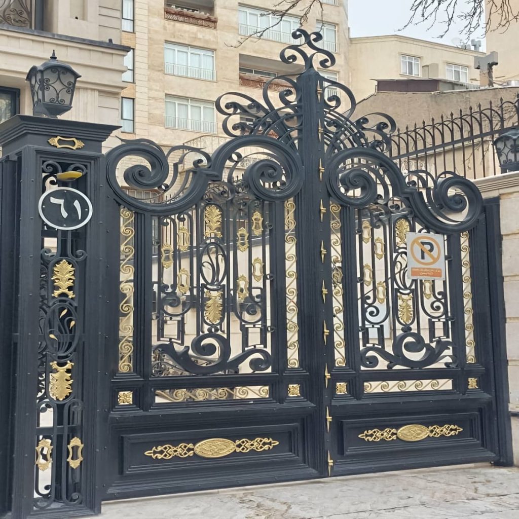 ساخت درب حیاط مشکی طلایی با پروفیل آهنی