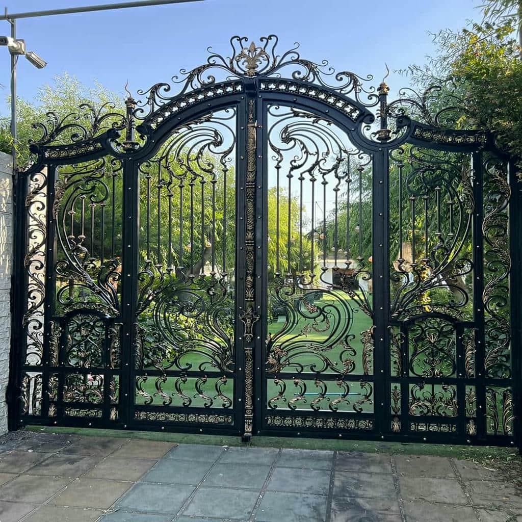 درب پارکینگ آهنی ریلی فرفورژه برای ساخت نمای کلاسیک