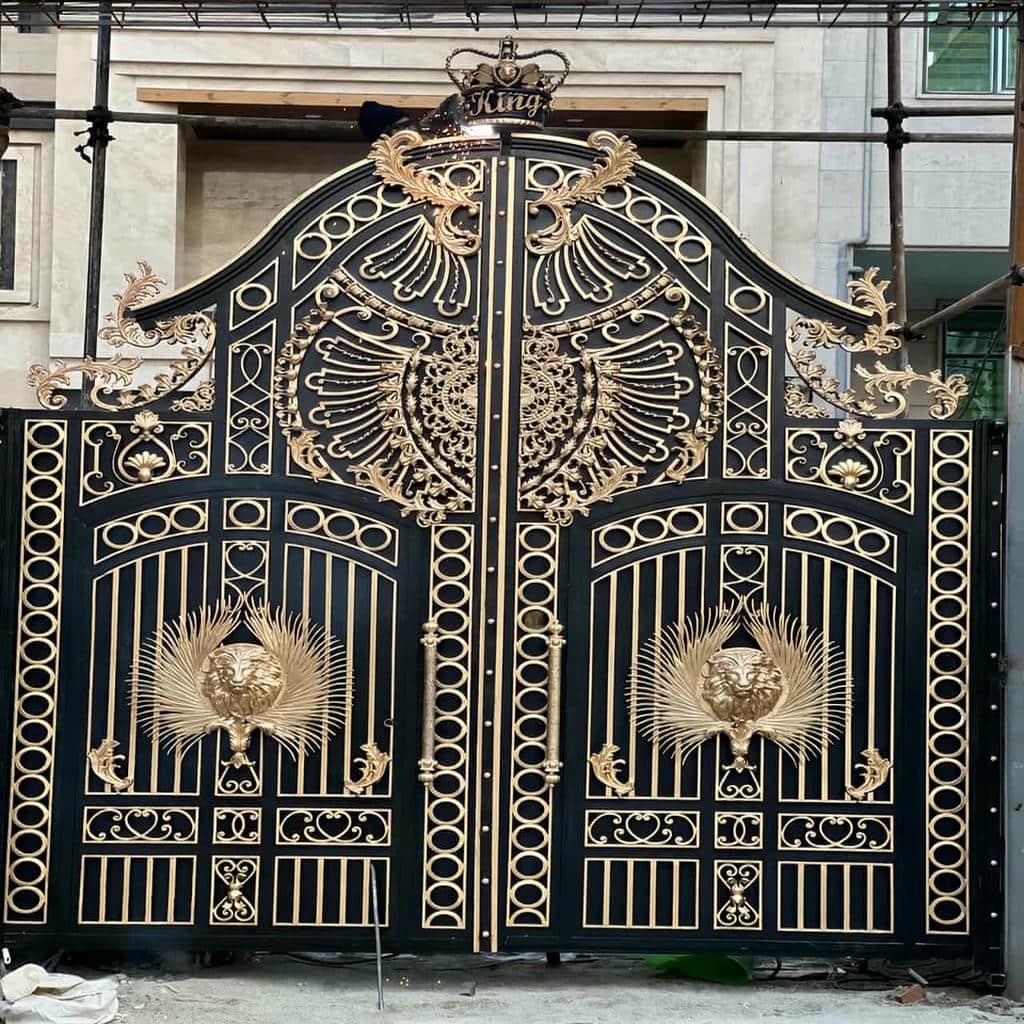 درب پارکینگ آهنی ساده قاب دار با ساخت شاسی مقاوم