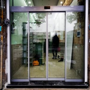 12 مدل درب اتوماتیک شیشه ای لولایی سنسوردار