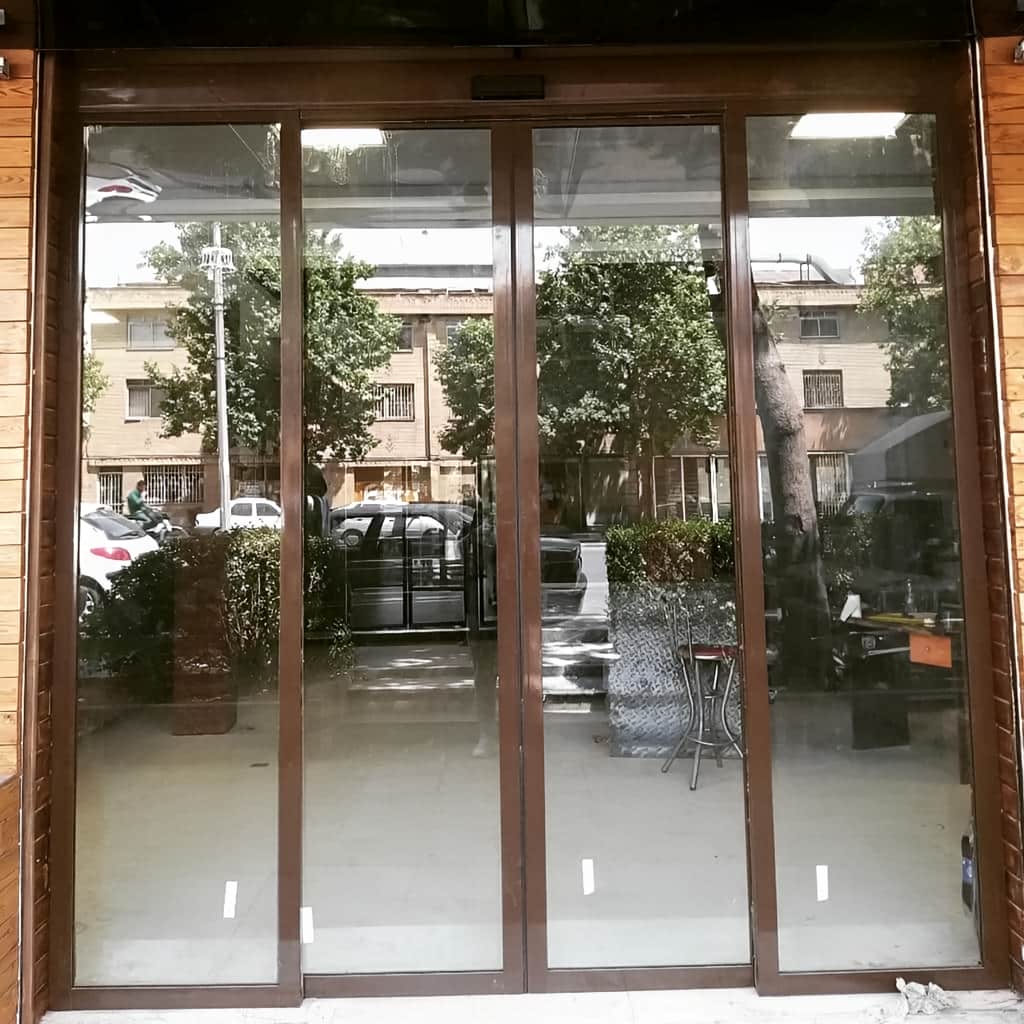 خرید درب اتوماتیک شیشه ای لولایی با شیشه سکوریت