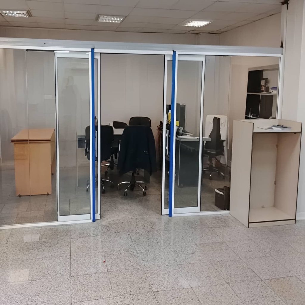 درب اتوماتیک شیشه ای فروشگاهی پرتردد با طراحی شفاف