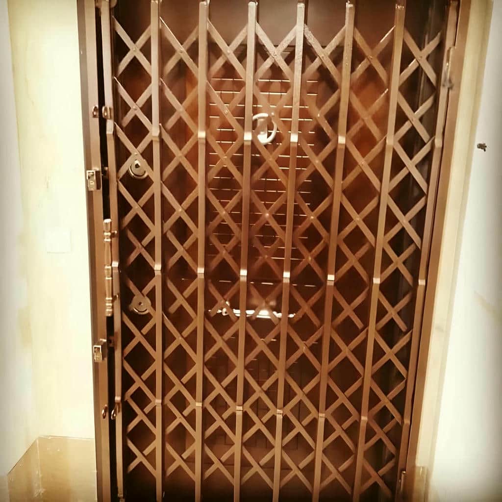 درب آکاردئونی آپارتمان نمونه اجرای هماهنگ با نما