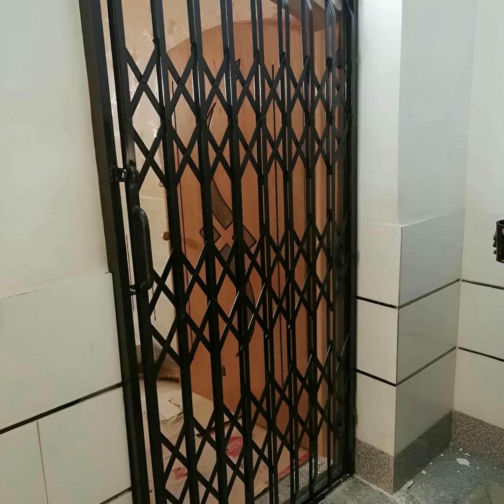 محافظ درب آپارتمان با مدل آکاردئونی