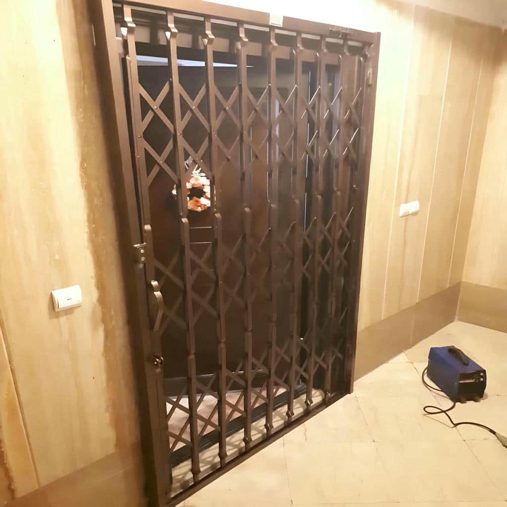 حفاظ متحرک در فضای ورودی آپارتمان حفاظ متحرک در فضای ورودی آپارتمان