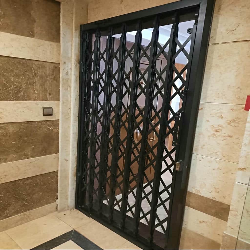درب آکاردئونی باغ با اجزای حفاظتی مقاوم