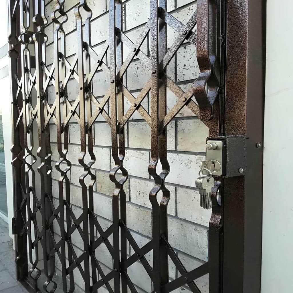 حفاظ متحرک فلزی برای ورودی ساختمان