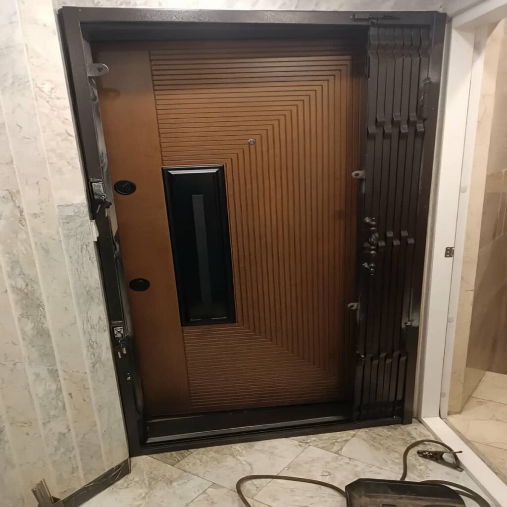 نرده آکاردئونی ورودی ساختمان با پوشش رنگی
