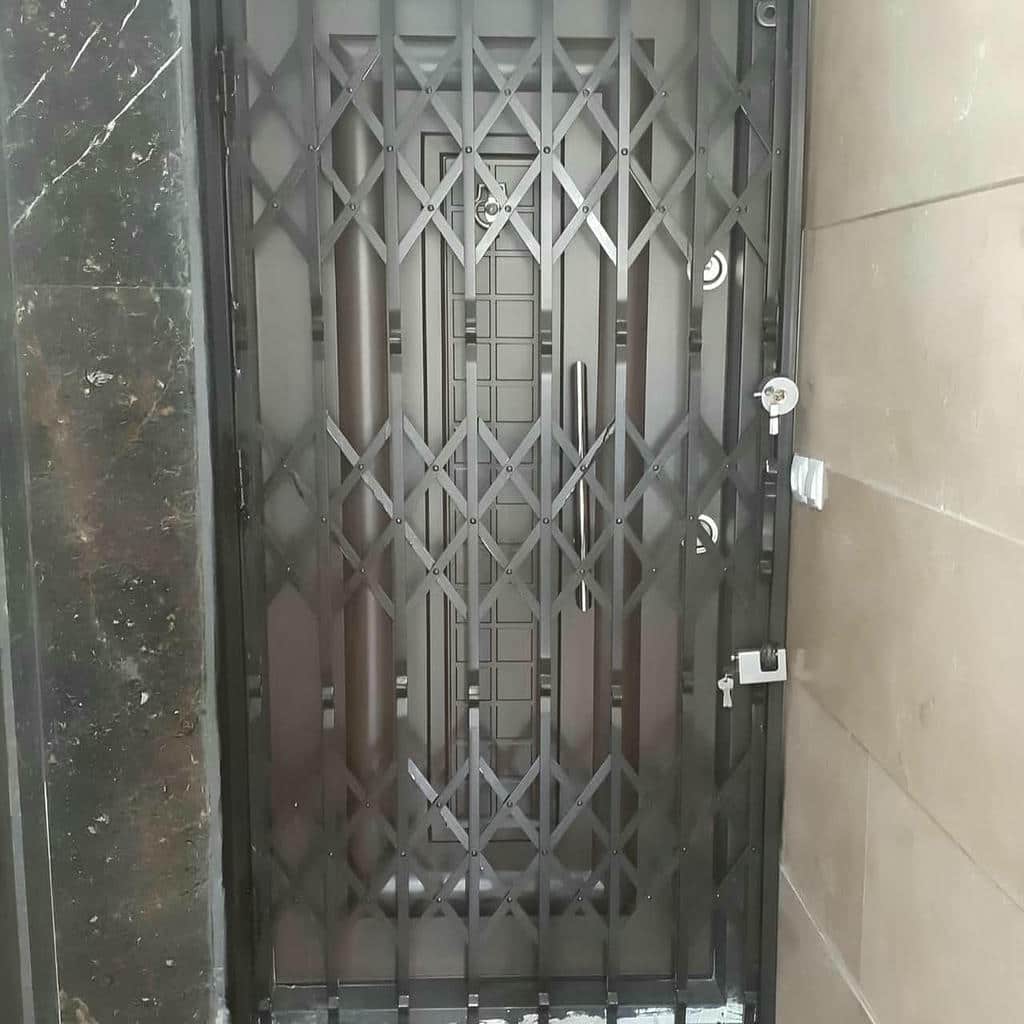 حفاظ ضربدری آکاردئونی ورودی آپارتمان بازسازی شده