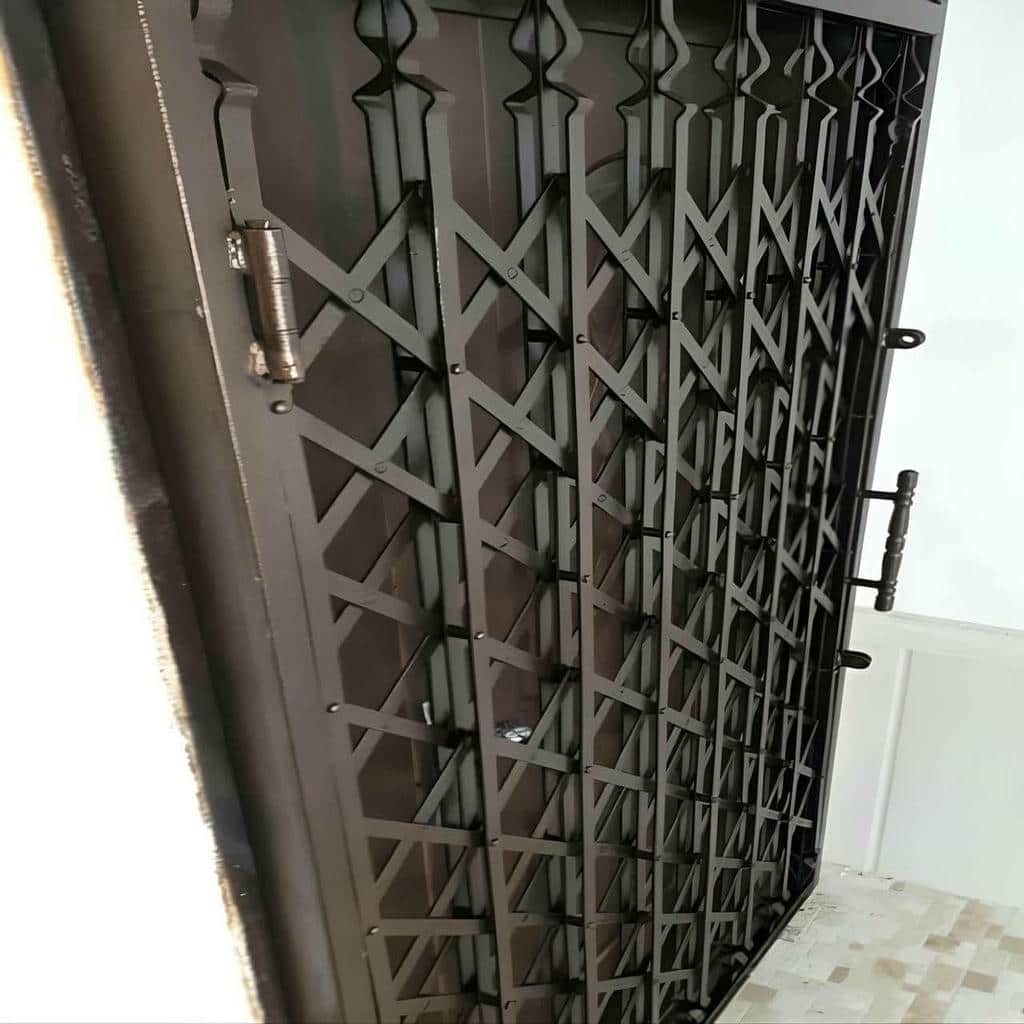 حفاظ درب ورودی با پوشش رنگی خاص حفاظ درب ورودی با پوشش رنگی خاص