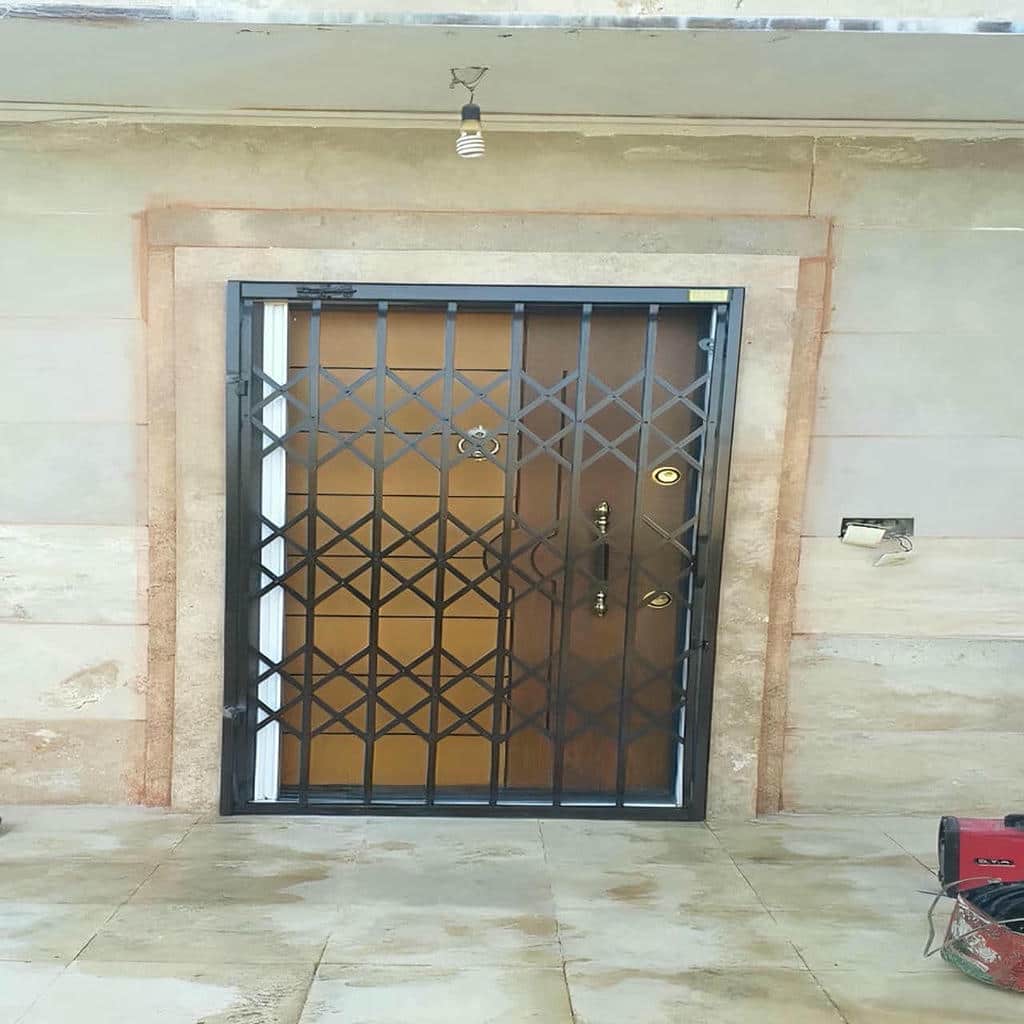 حفاظ آکاردئونی ساختمان نمونه اجرای هماهنگ با نما