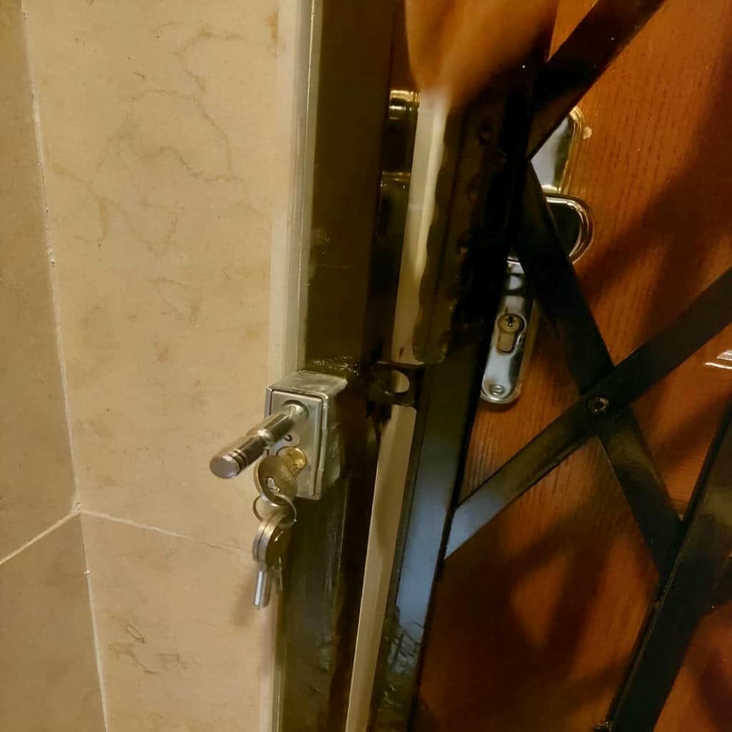 نرده آکاردئونی ساختمان تازه ساز با بدنه فلزی