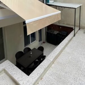سایبان بازویی ساختمان مسکونی با پوشش مقاوم