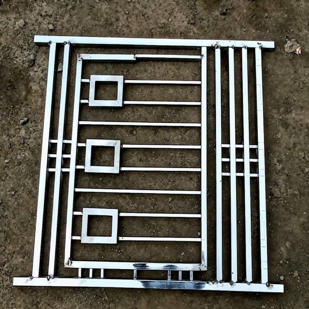 حفاظ پنجره فرفورژه با طرح کلاسیک و تزئینی