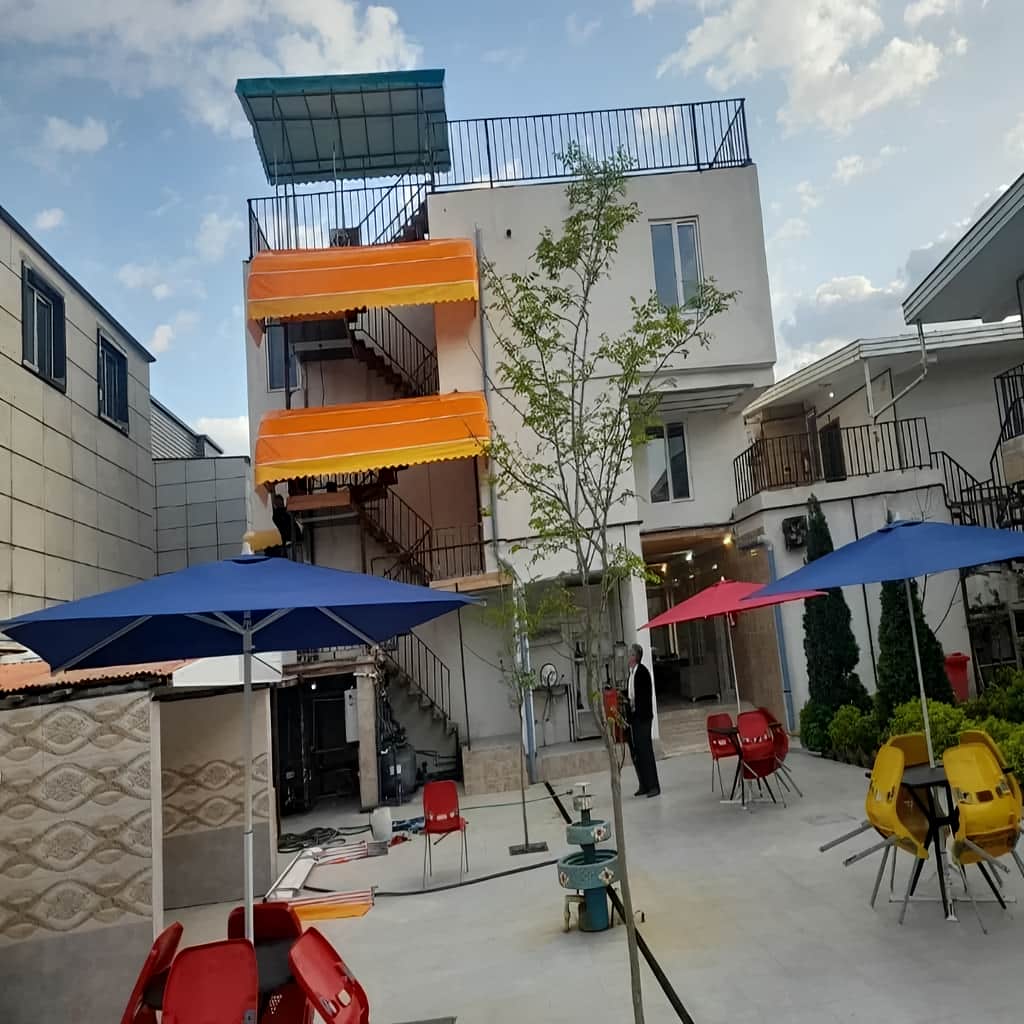 سایبان تراس مدل بازویی فضای باز