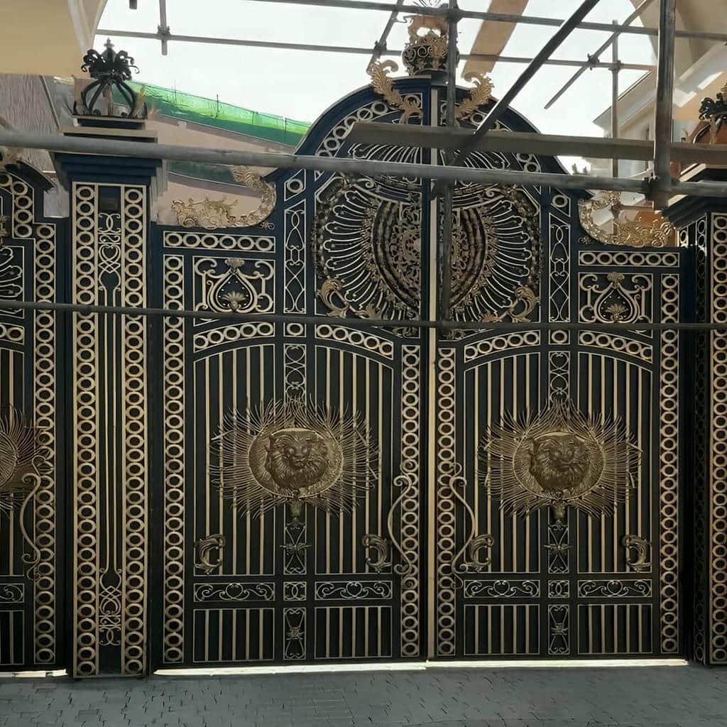 درب دو لنگه فلزی با اتصالات مقاوم
