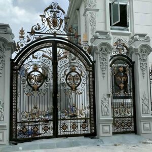 درب فرفورژه فلزی با طراحی کلاسیک