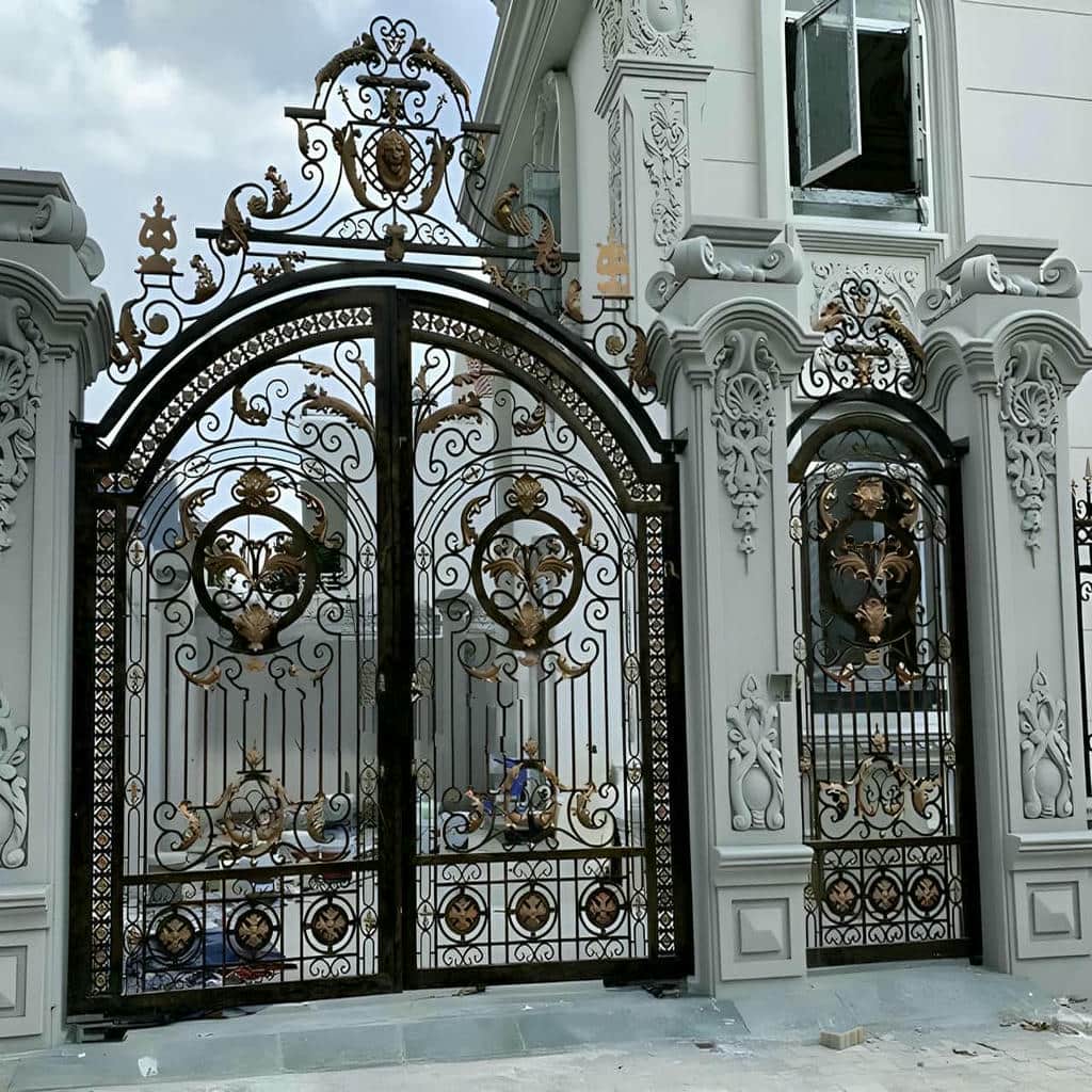 درب فرفورژه فلزی با طراحی کلاسیک