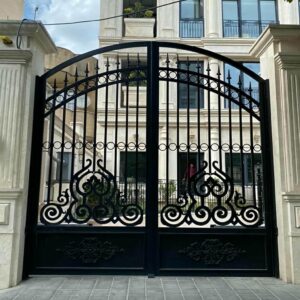 درب آهنی ساختمان مسکونی با طراحی مدرن