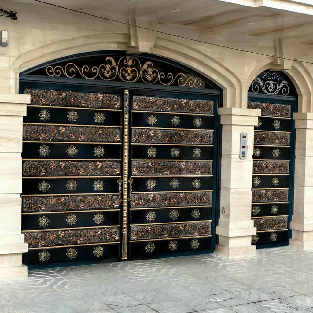 درب حیاط کلاسیک با جزئیات تزئینی درب حیاط کلاسیک با جزئیات تزئینی