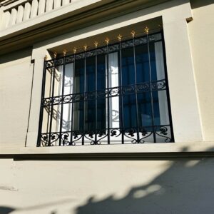 حفاظ پنجره مدرن سفارشی با طراحی مینیمال ساختمان قدیمی