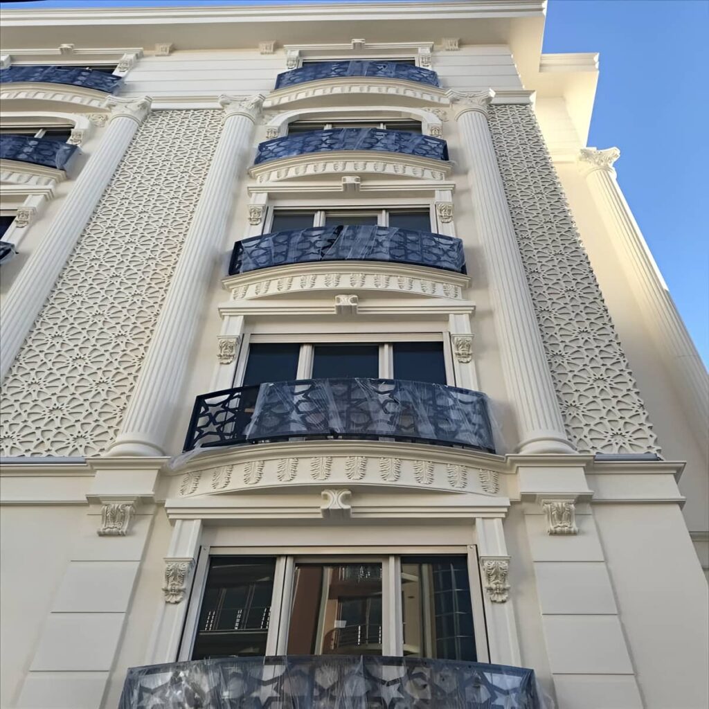 بالکن ساختمان با نرده سفارشی
