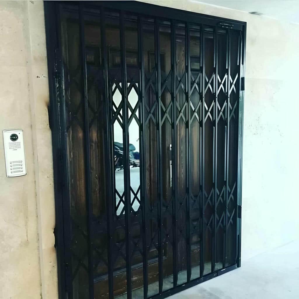 حفاظ درب آکاردئونی همدان در نمای ورودی
