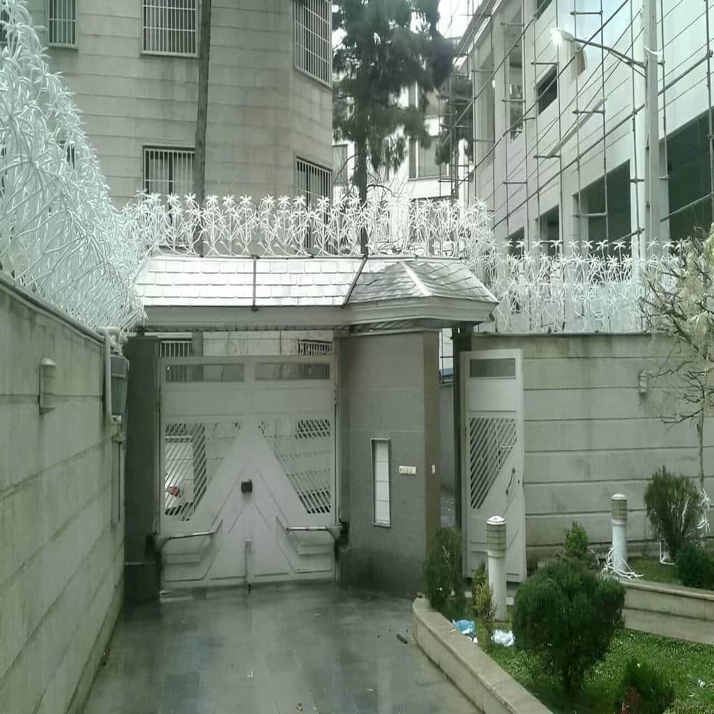 حفاظ دیوار سرنیزه ای استان البرز کنار نمای ساختمان