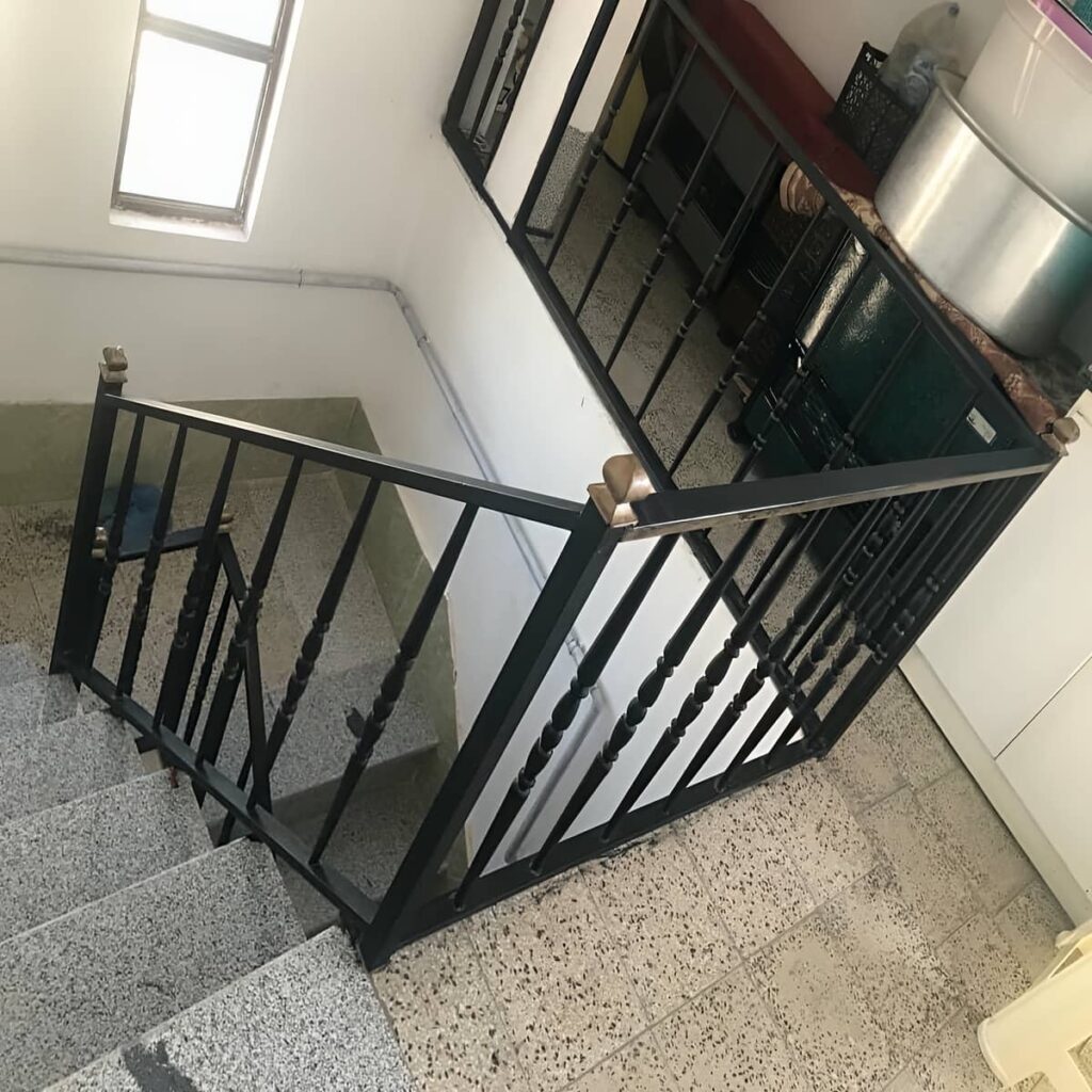 حفاظ راه پله استیل استان خوزستان در فضای داخلی
