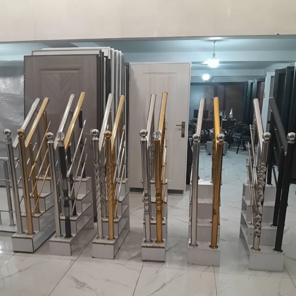 حفاظ راه پله استیل براق در فضای ساختمان