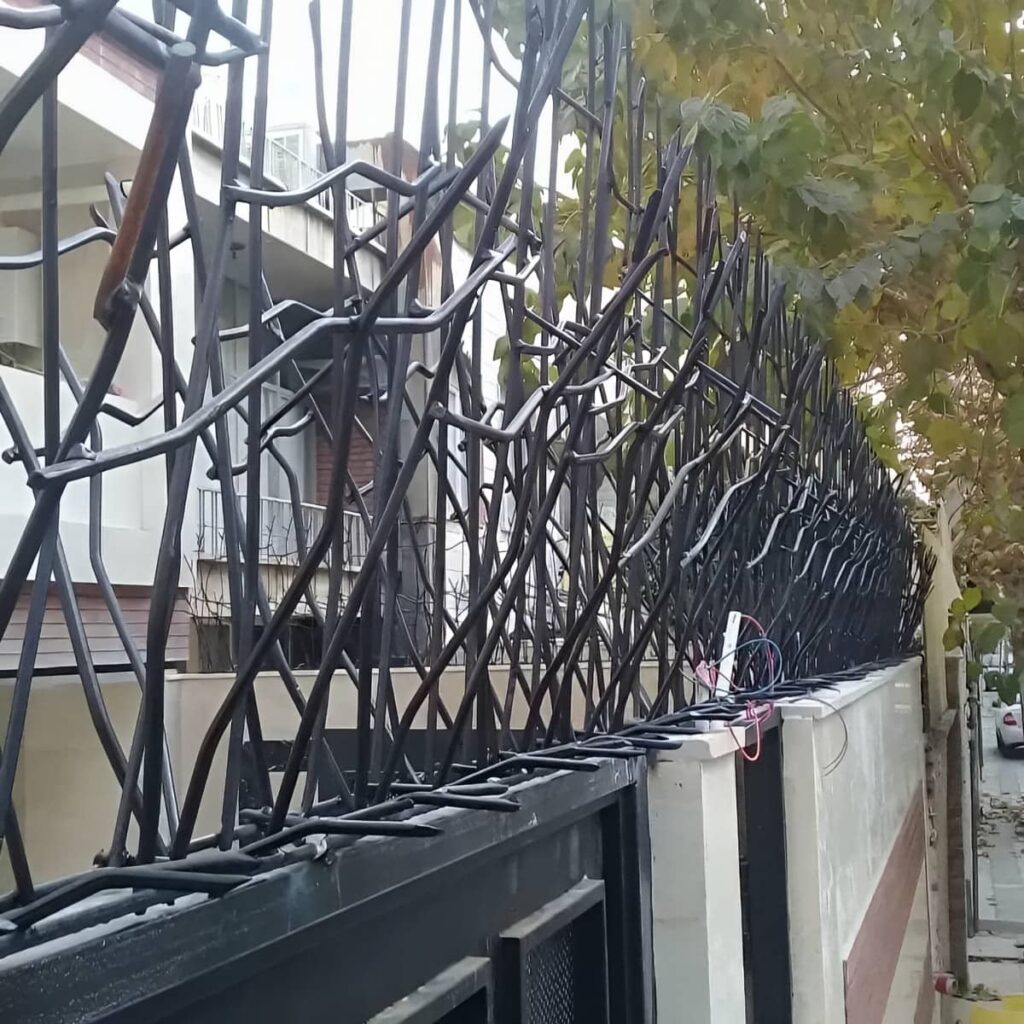 سازه فلزی حفاظ دیوار با رنگ کوره ای