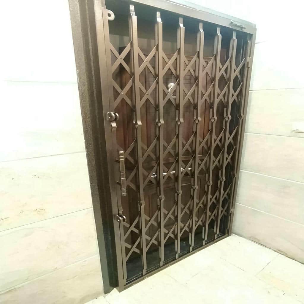 محافظ درب ورودی با طراحی فلزی