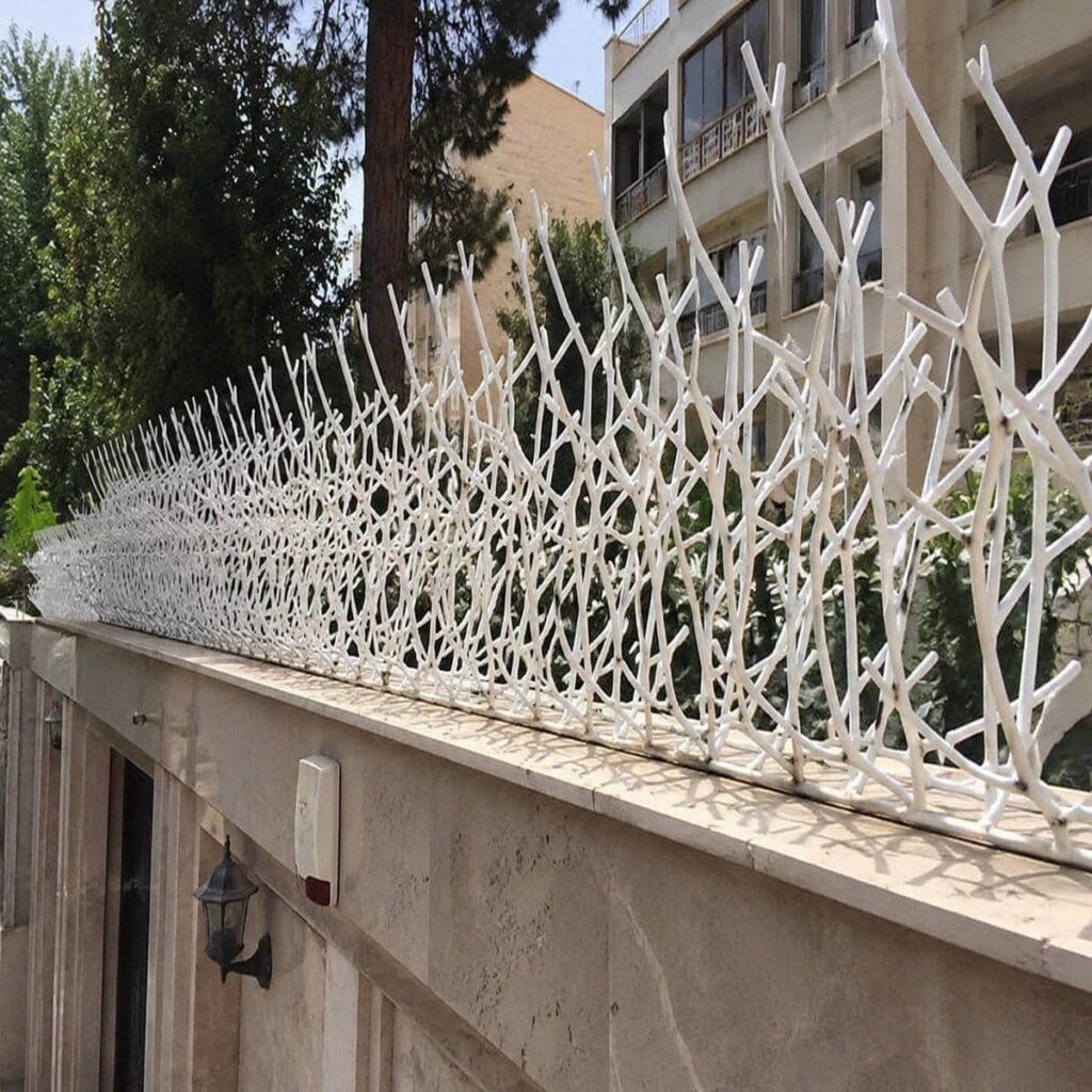 نرده روی دیوار با اتصالات مقاوم