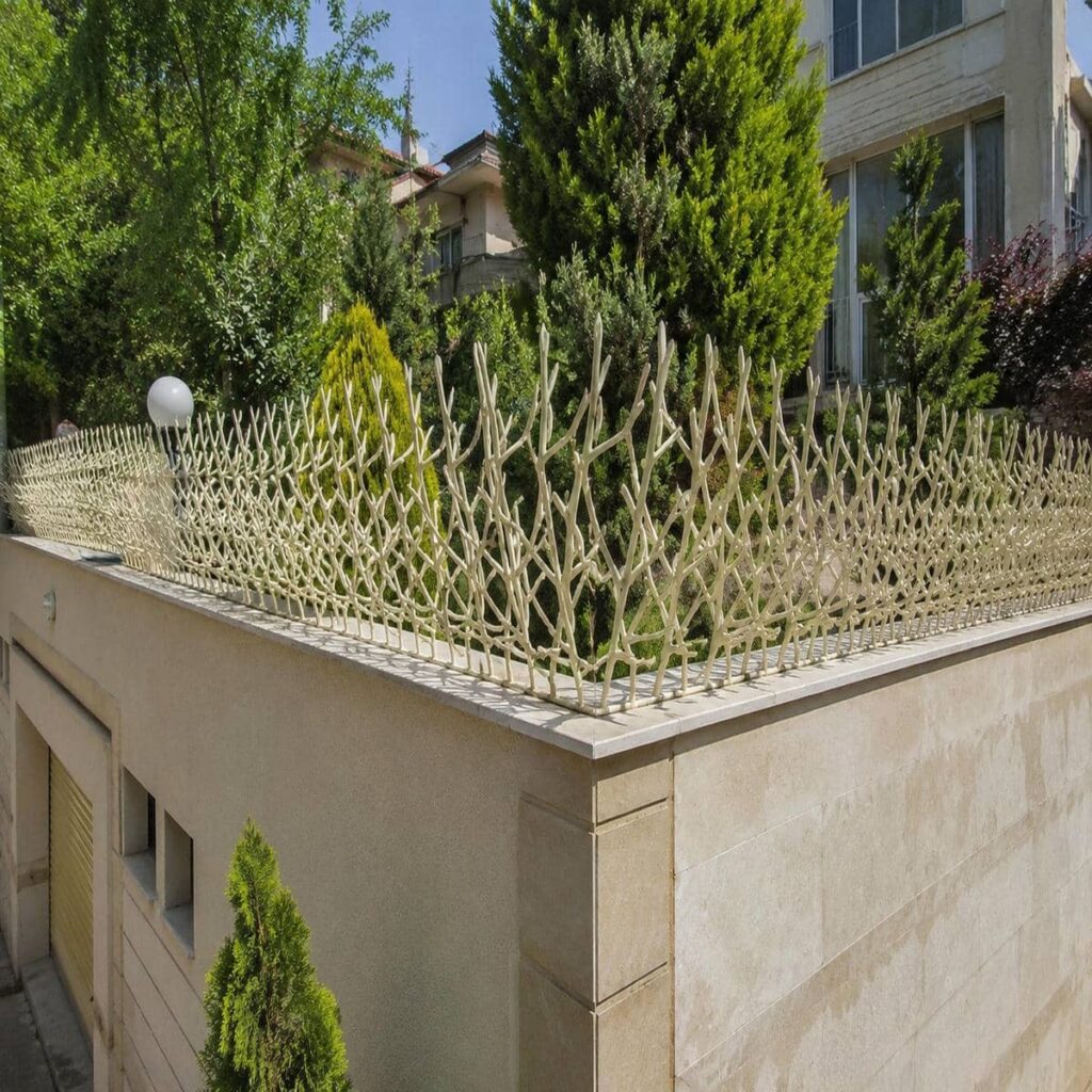 نرده روی دیوار کرمان با طراحی منظم