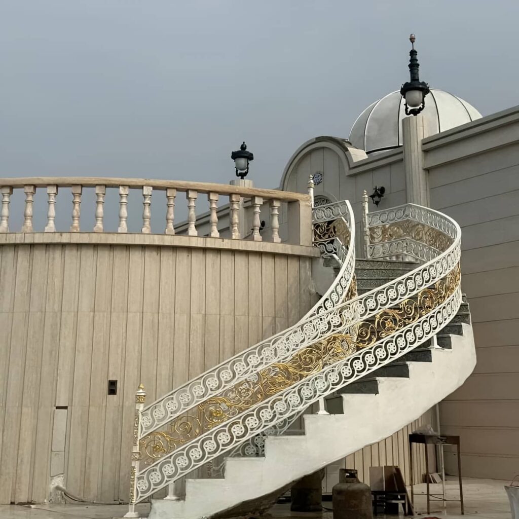 نرده فلزی راه پله با پوشش رنگی