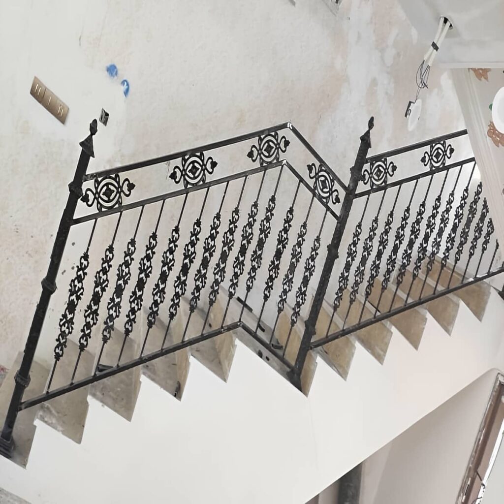 هندریل راه پله با دستگیره چوبی