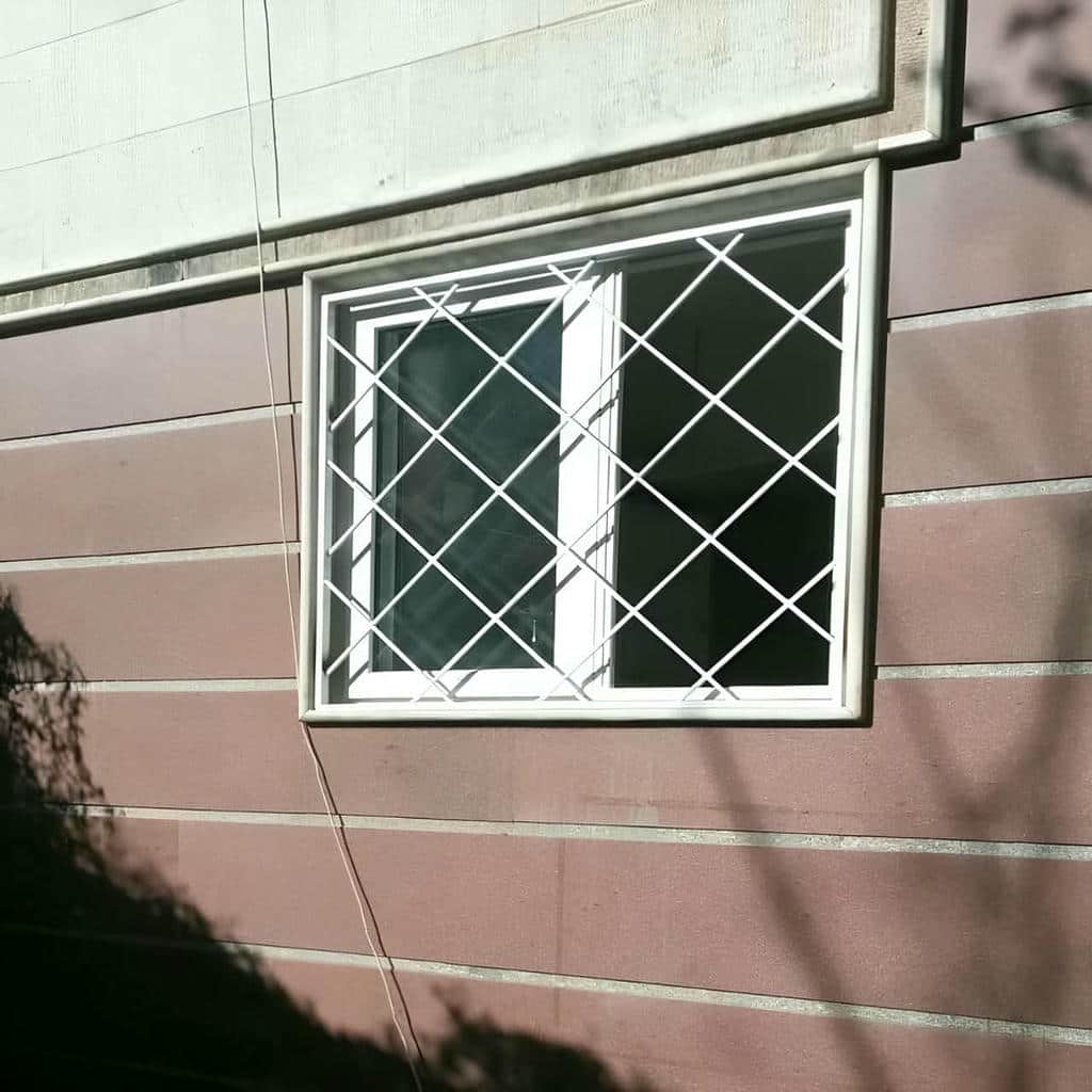 گارد پنجره با پوشش رنگی